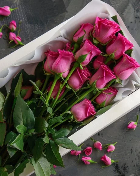 12 Premium Pink Roses in a Box