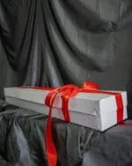 12 premium red roses in a box - Image 2